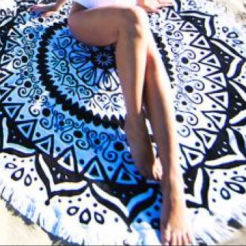 Round beach blanket- super cute for sunbathing